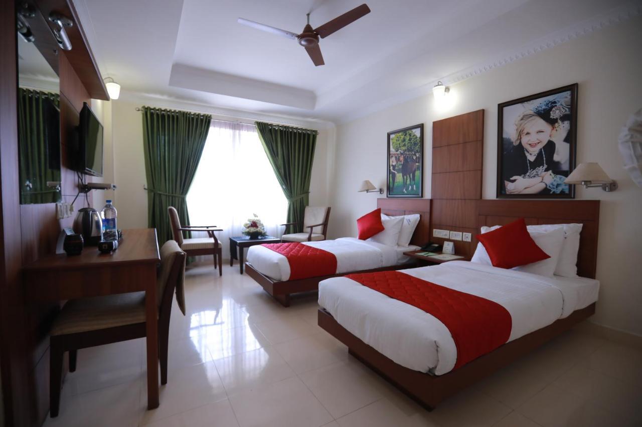 Hotel Peninsula Thrissur Exterior foto