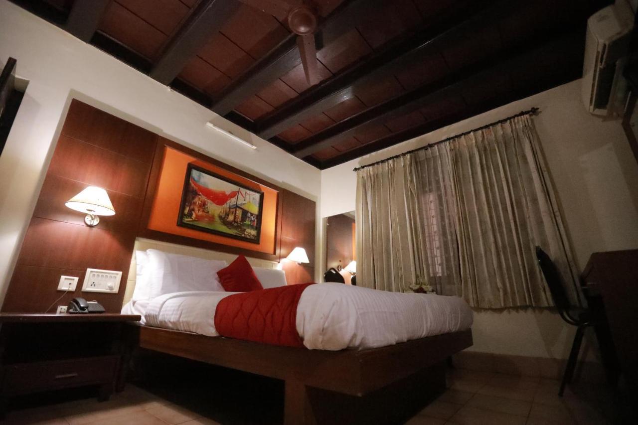 Hotel Peninsula Thrissur Exterior foto