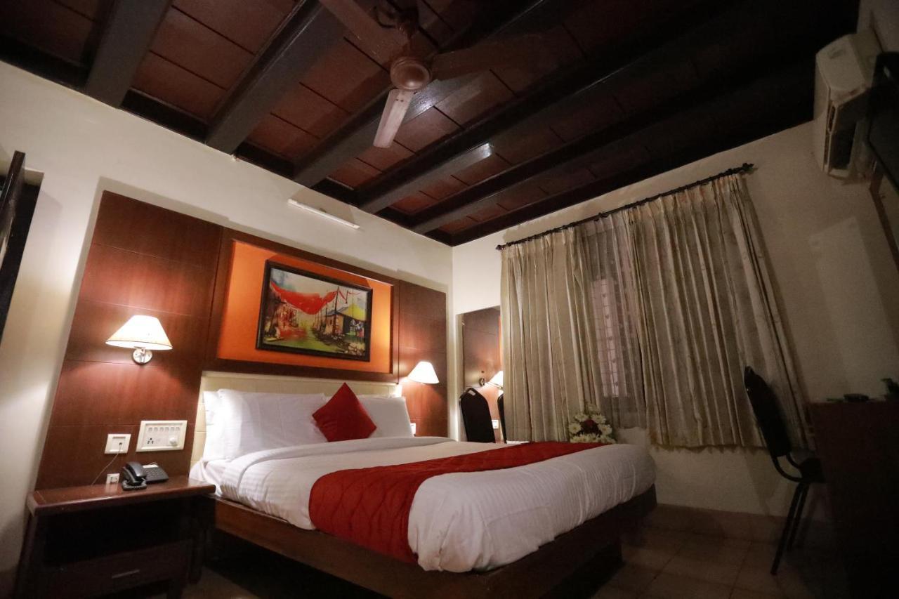 Hotel Peninsula Thrissur Exterior foto